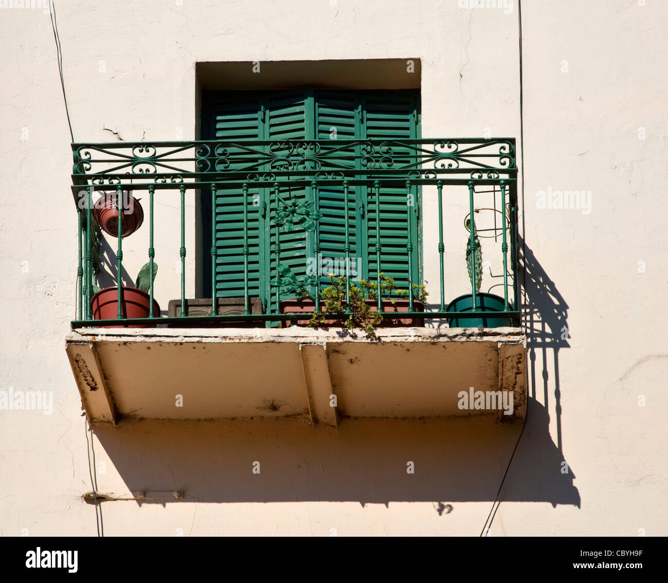 Shuttered Fenster und Balkon in der bunten La Boca Viertel von Buenos Aires, Argentinien Stockfoto