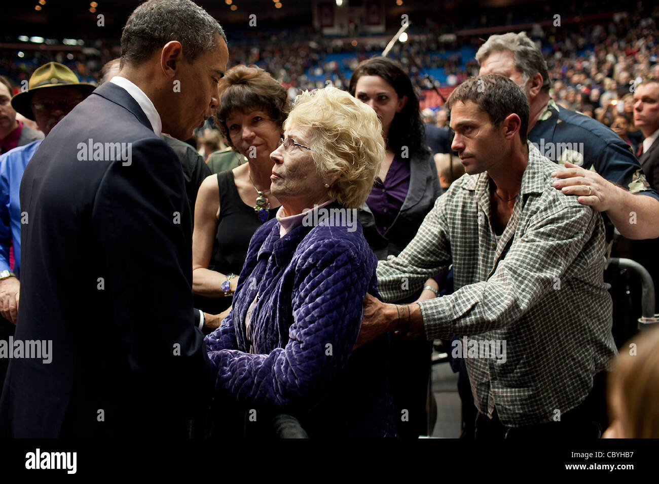 Präsident Barack Obama spricht mit Mavy Stoddard während einer Trauerfeier für die sechs Opfer starb bei den Dreharbeiten, die rep Gabrielle Giffords 8. Januar 2011 in Tucson, AZ Stoddards Mann verletzt, die Dorwan einer derjenigen, die von der Schütze getötet war. Stockfoto