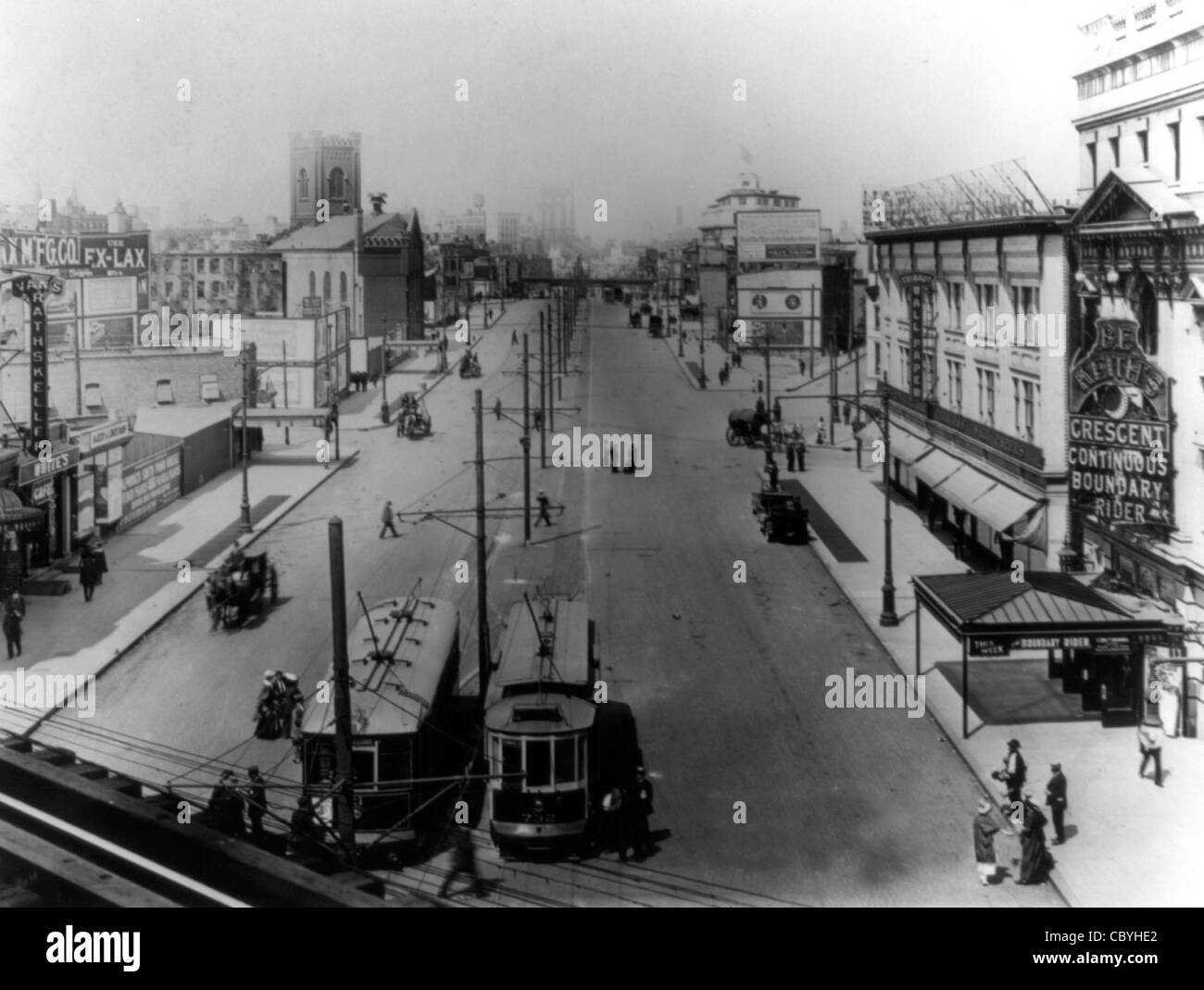 Flatbush Avenue, Brooklyn - Vogelperspektive mit 2 Straßenbahnen im Vordergrund, RKO Keith Crescent Theater Brooklyn, N.Y., ca. 1914 Stockfoto