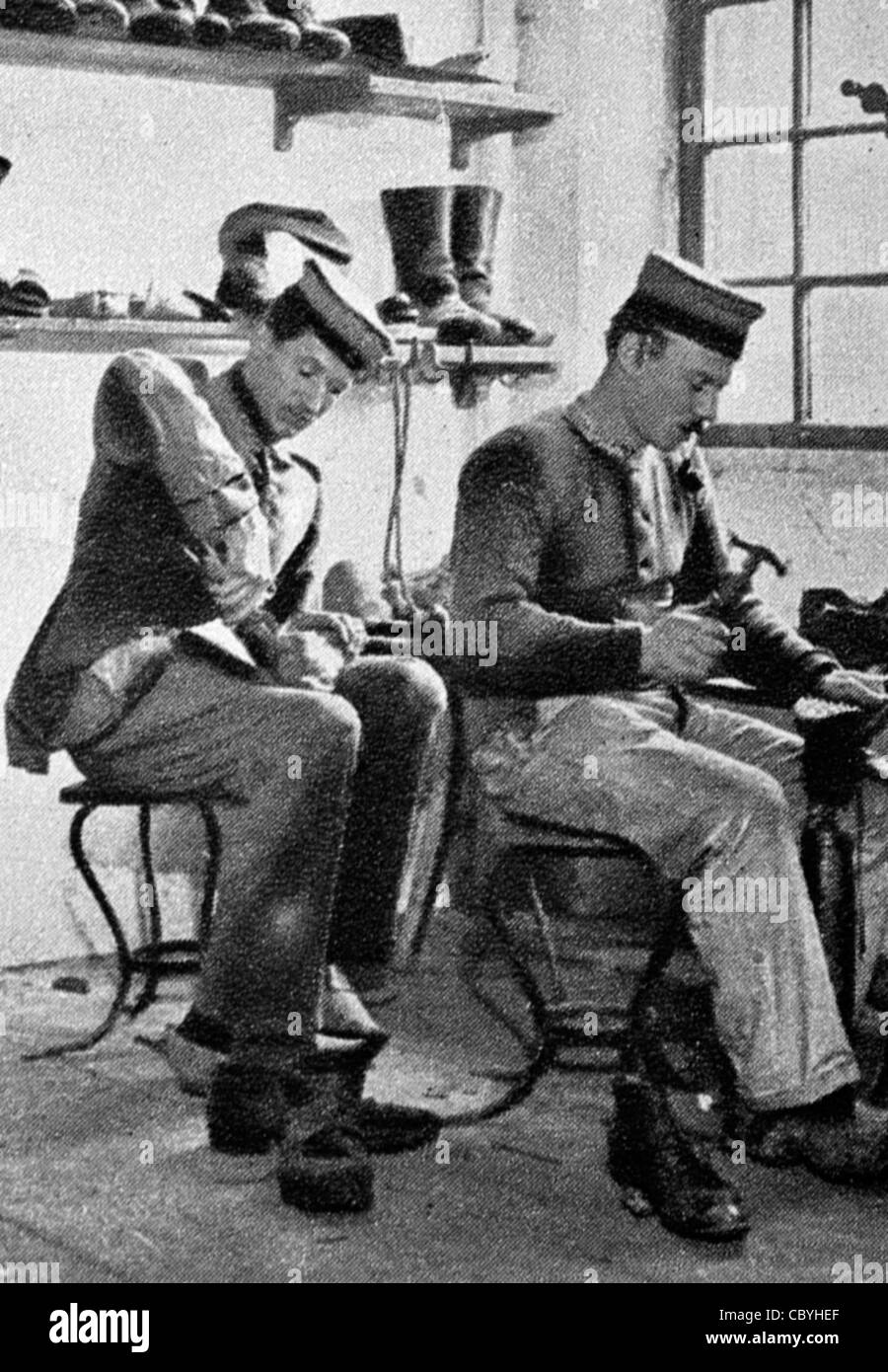 Deutsche Gefangene machen Stiefel in Kriegsgefangenenlager im ersten Weltkrieg - 1917 Stockfoto