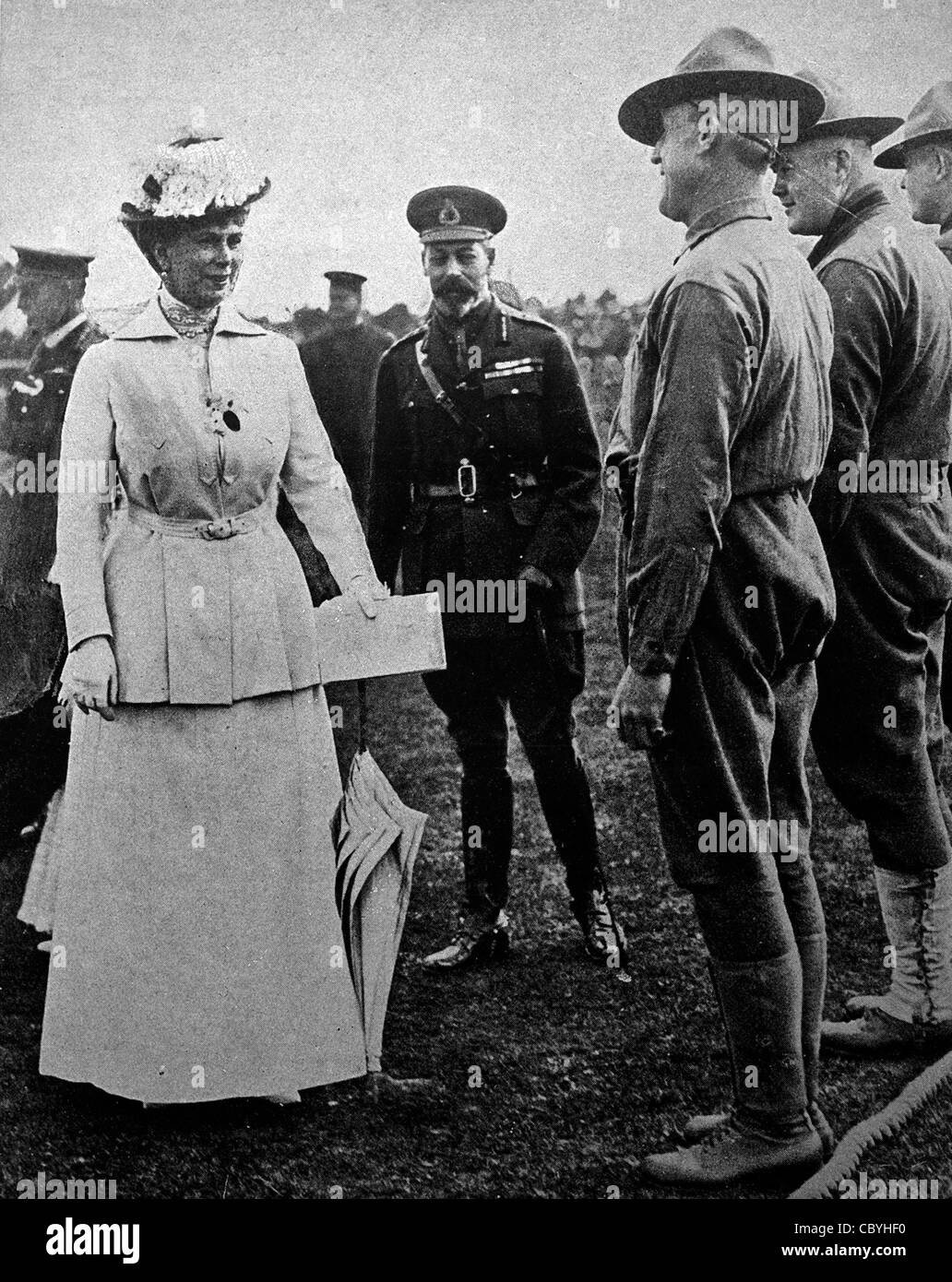 Queen Mary im Chat mit amerikanischen Soldaten in Aldershot im ersten Weltkrieg, 1917 Stockfoto