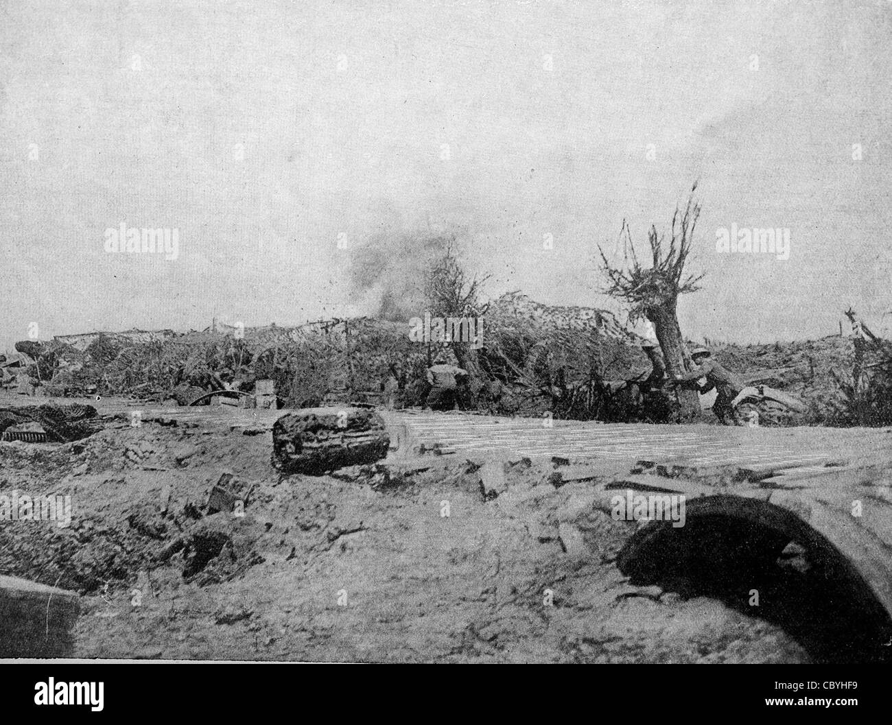 "Gunners" fliegenden Bits des Shell - nahen etwas über einen Batterie-Standpunkt - Flandern Front - Weltkrieg ausweichen Stockfoto