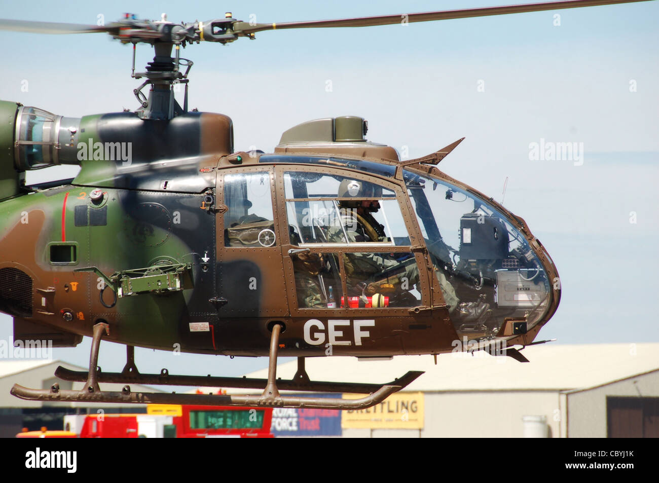 Französische Armee (Armee de Terre) Aerospatiale AS 342L 1 Gazelle (militärische Code GEF) schweben Taxis zur Startbahn am Air Tattoo 2010 Stockfoto