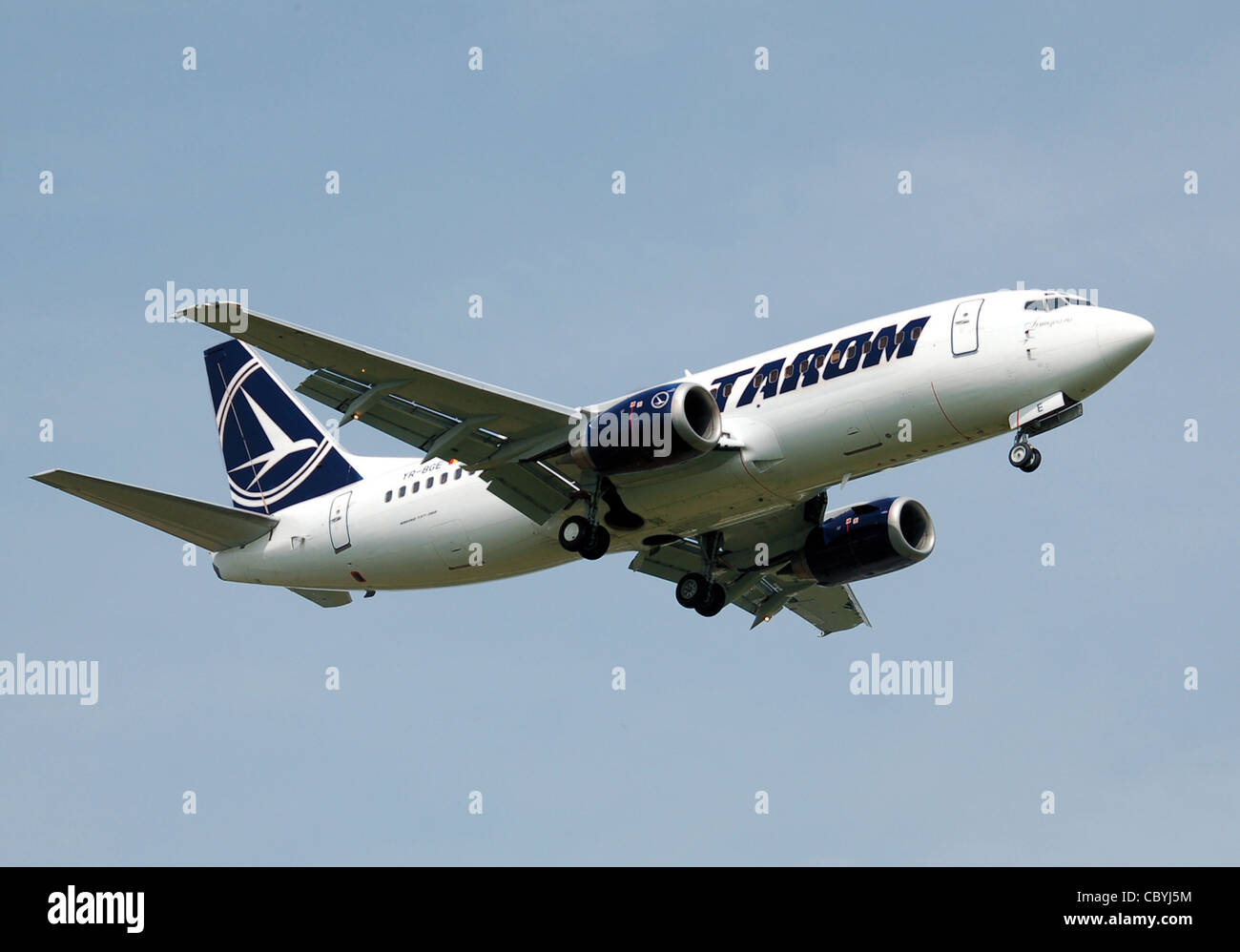 TAROM Boeing 737-300 (YR-BGE) landet am Flughafen London Heathrow, England Stockfoto