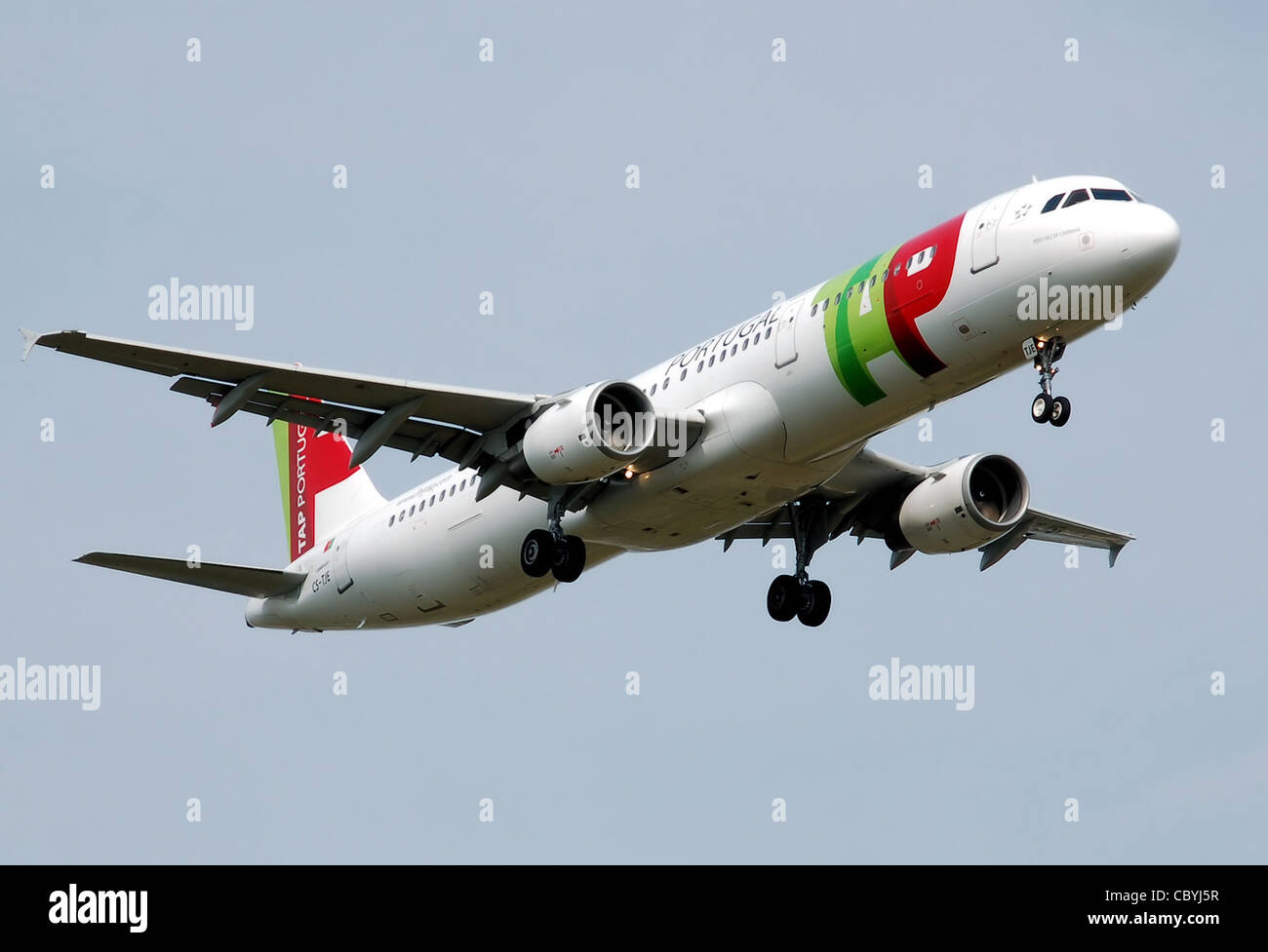 TAP Portugal Airbus A321-200 (CS-TJE) landet am Flughafen London Heathrow, England. Stockfoto