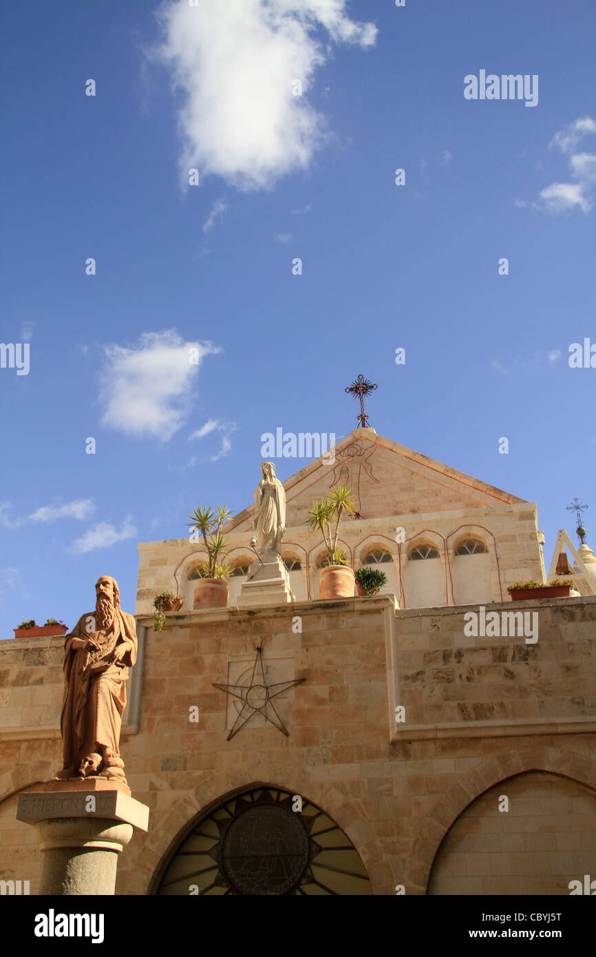 Bethlehem, Statue des Heiligen Hieronymus vor der St.-Katharinen-Kirche Stockfoto