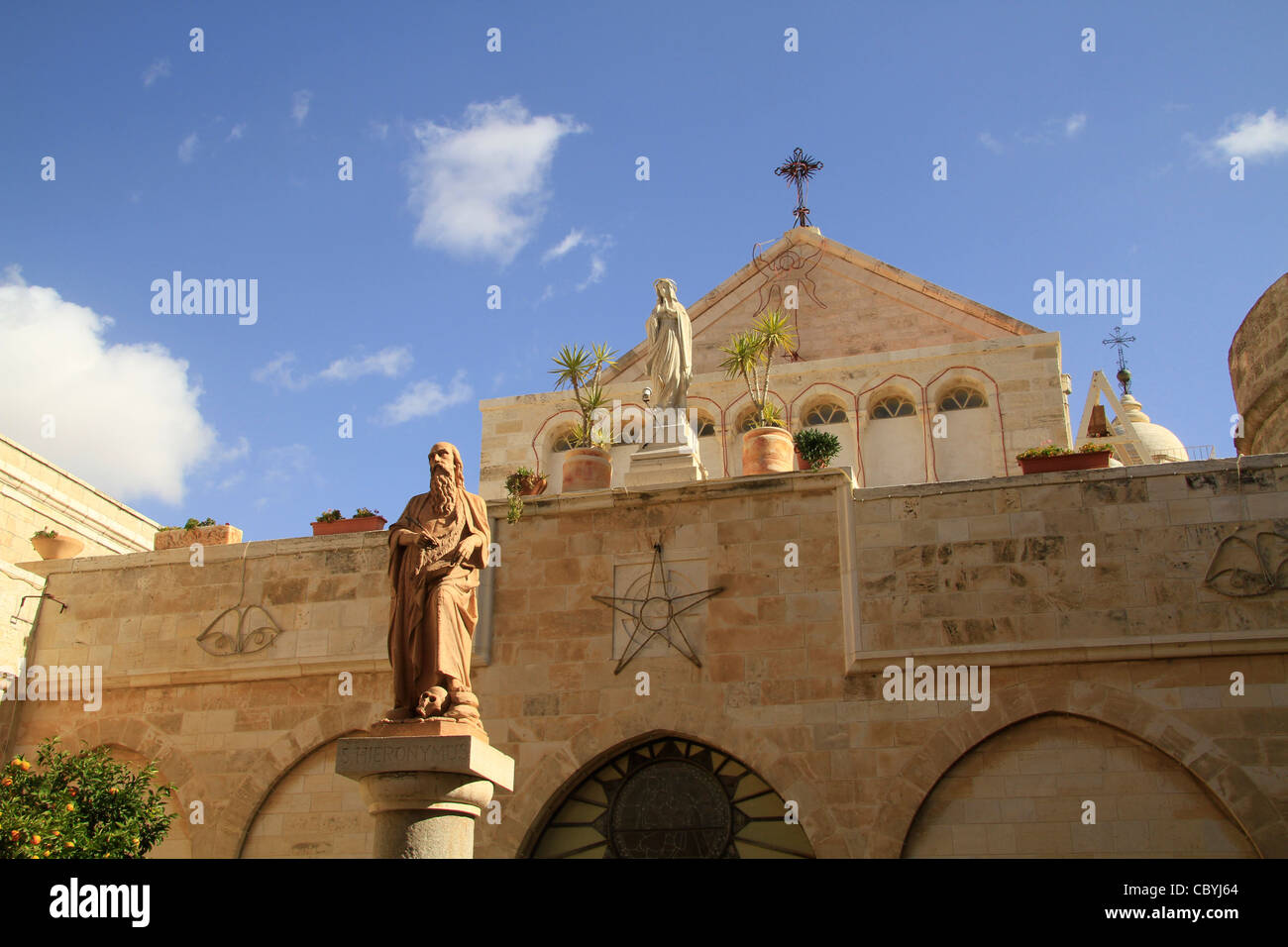 Bethlehem, Statue des Heiligen Hieronymus vor der St.-Katharinen-Kirche Stockfoto