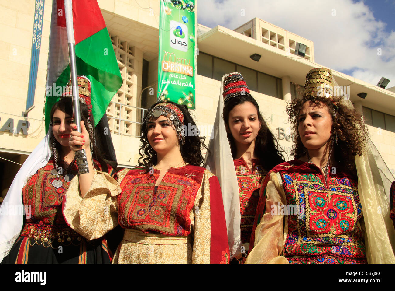 Weihnachten in Bethlehem, palästinensische Mädchen in traditioneller Kleidung in Krippenplatz Stockfoto