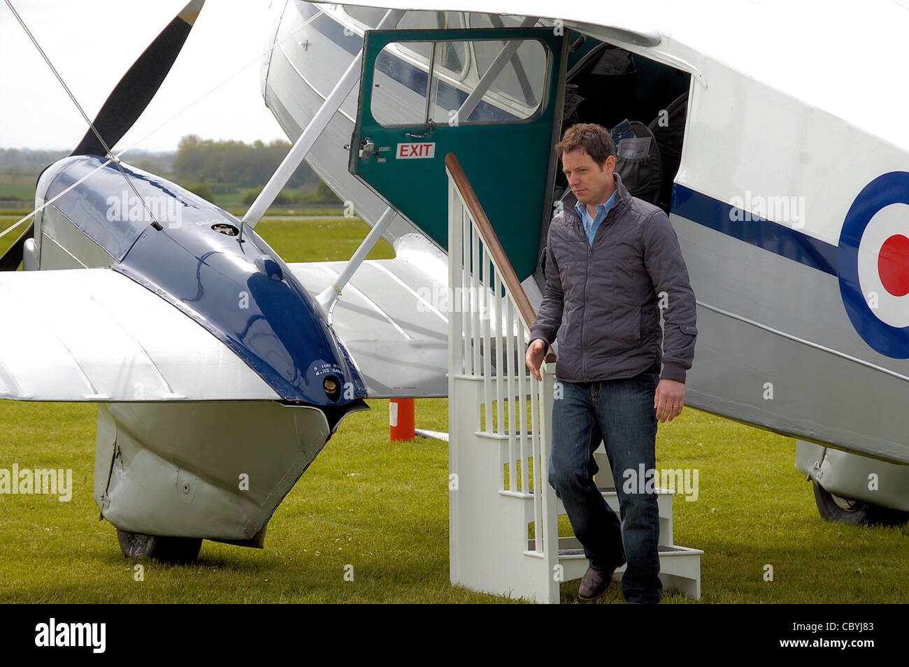 Land-Datei ist ein UK TV-Programm. Einer der Moderatoren ist Matt Baker, während der Dreharbeiten am Flughafen von Cotswold, Kemble gesehen Stockfoto