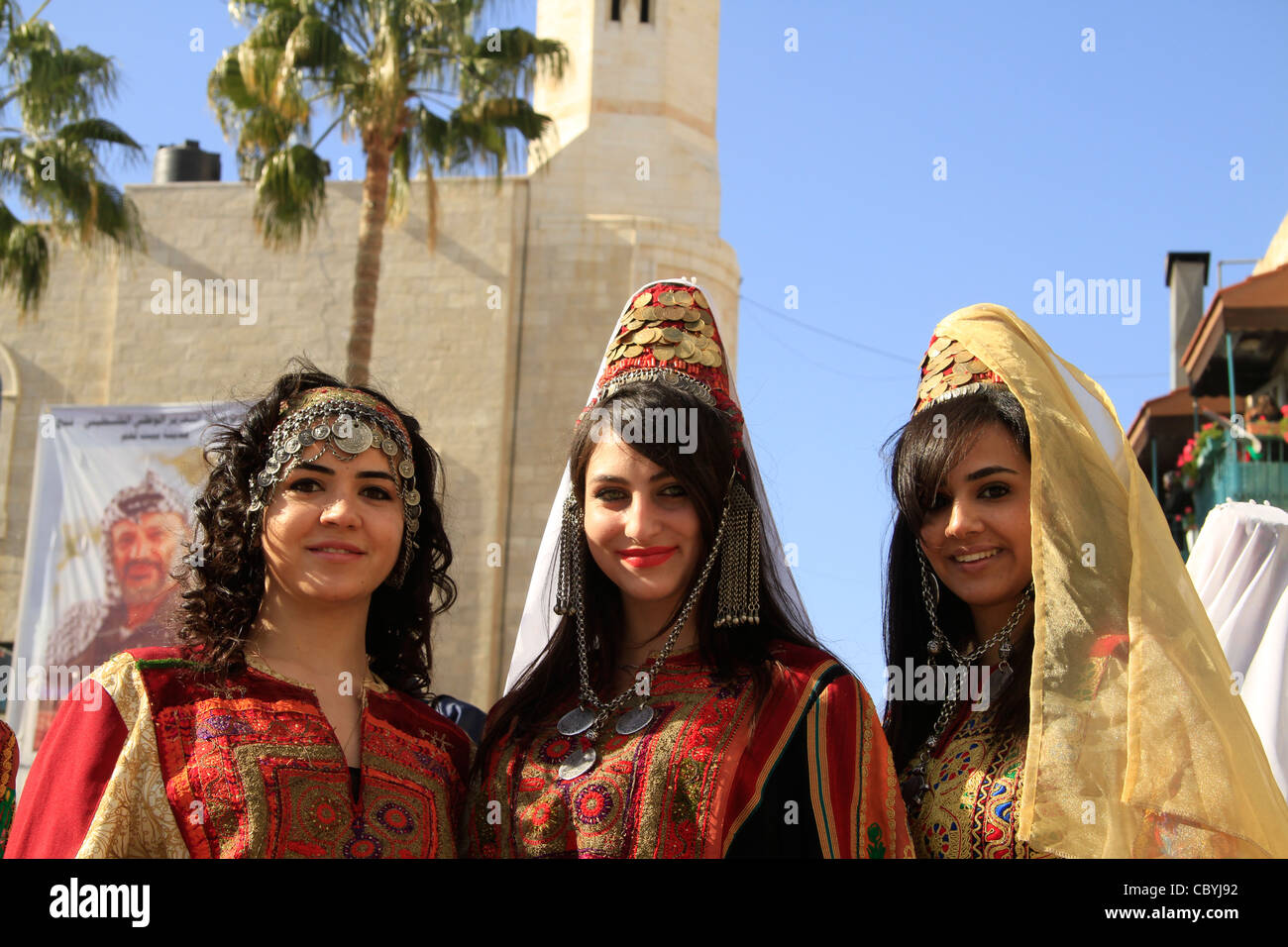 Weihnachten in Bethlehem, palästinensische Mädchen in traditioneller Kleidung in Krippenplatz Stockfoto