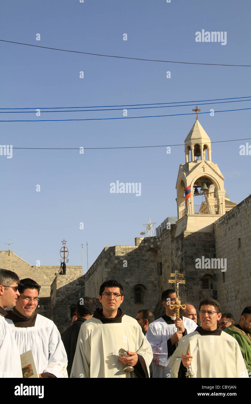 Bethlehem, die lateinischen Weihnachten-Prozession am Krippenplatz, die Geburtskirche im Hintergrund Stockfoto