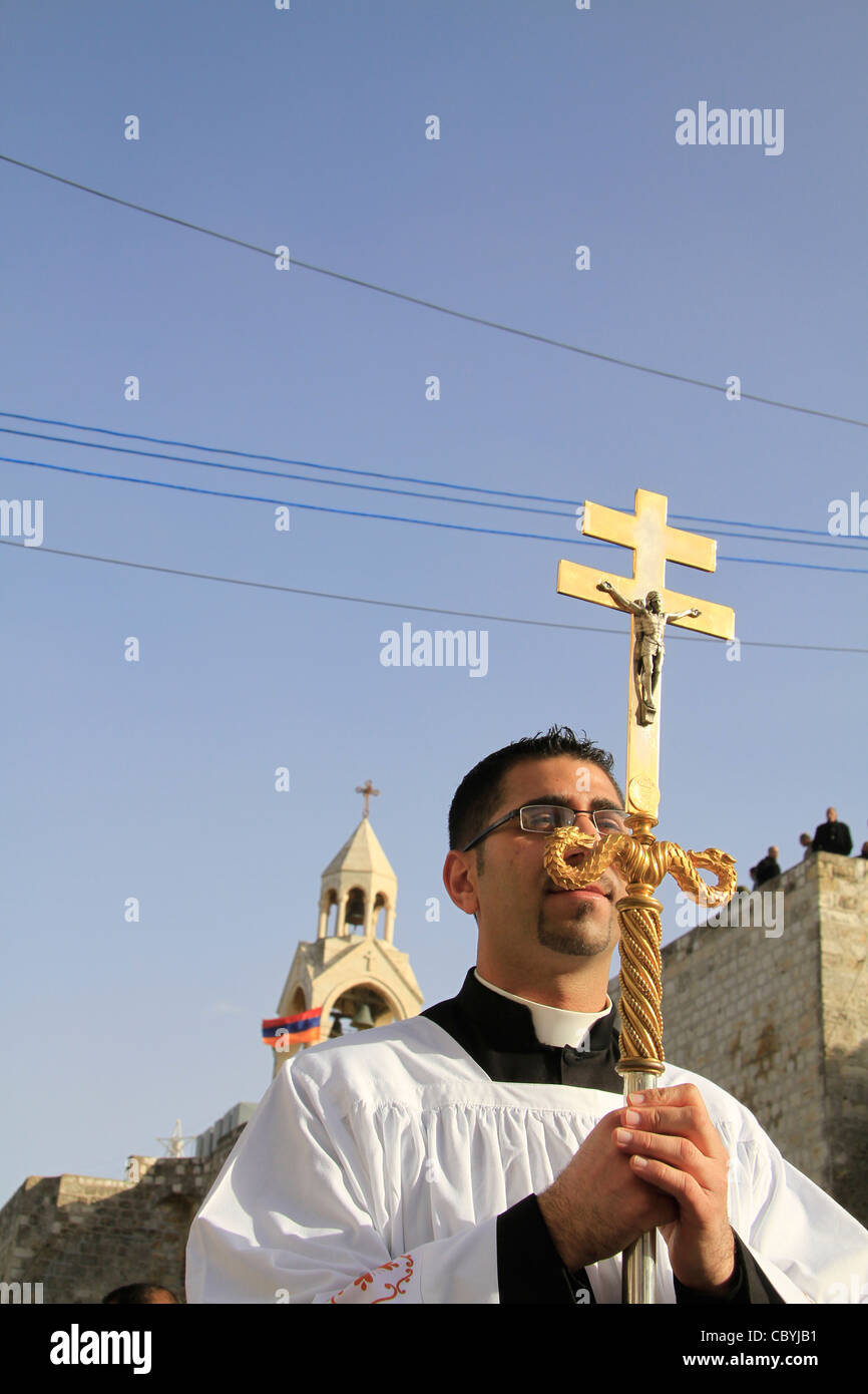 Bethlehem, die lateinischen Weihnachten-Prozession am Krippenplatz, die Geburtskirche im Hintergrund Stockfoto
