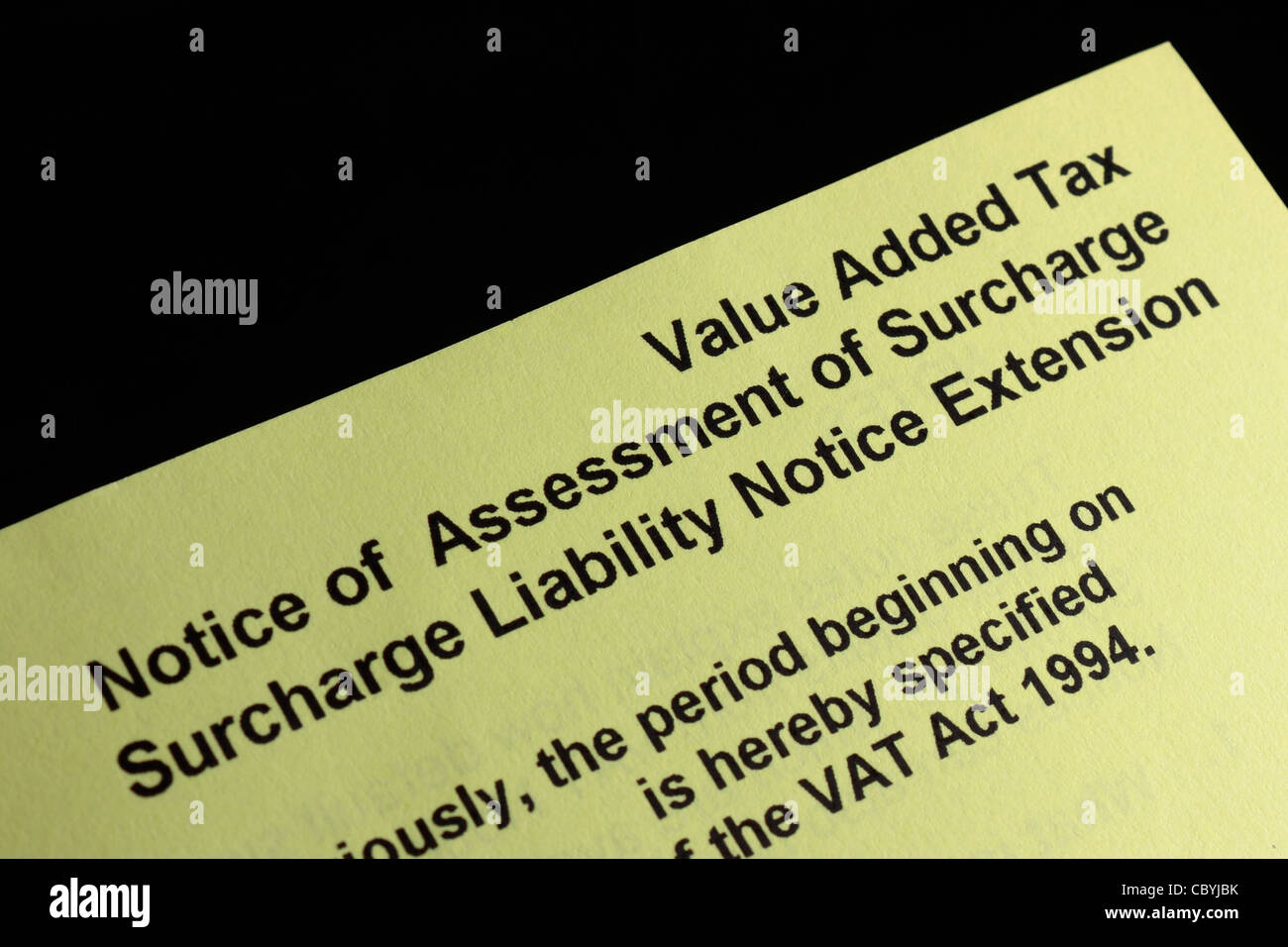 HMRC MwSt. Aufpreis Hinweis auf schwarzem Hintergrund isoliert Stockfoto