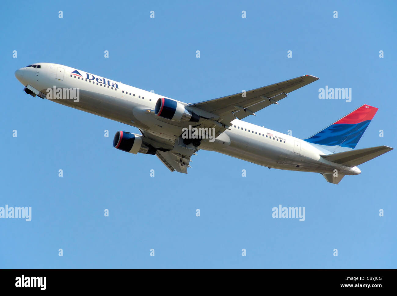 Delta Air Lines Boeing 767-300 (N190DN) startet vom Flughafen London Heathrow, England. Stockfoto