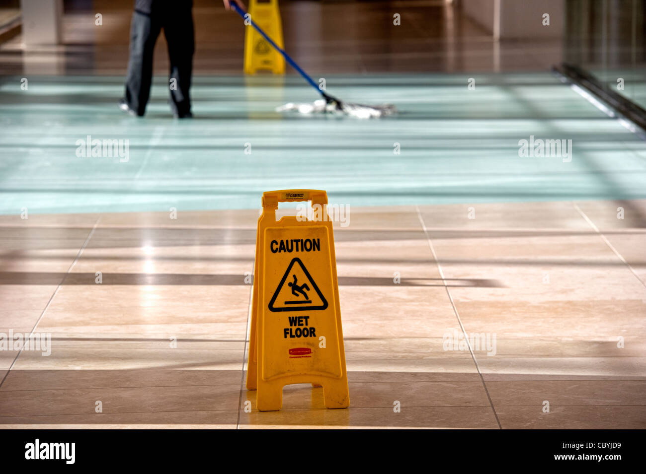 Büro Reiniger mit mop Stockfoto