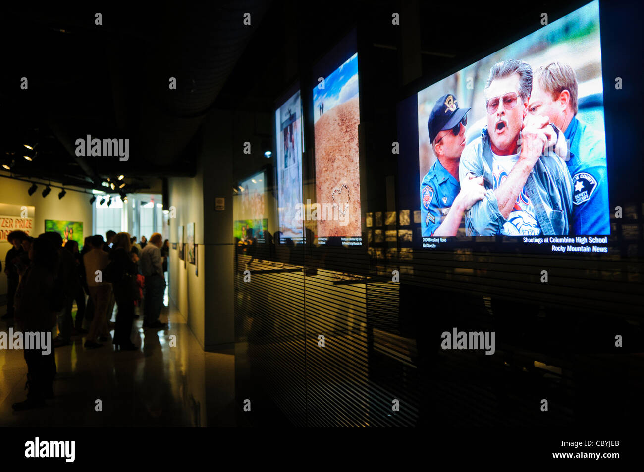 Newseum Washington DC // WASHINGTON DC — Besucher besichtigen die umfangreiche Sammlung der mit dem Pulitzer-Preis ausgezeichneten Fotografien in der Galerie des Newseums. Der Ausstellungsraum ermöglicht es den Zuschauern, Bilder zu studieren, die wichtige Momente in der Geschichte festgehalten haben. Museumsgäste lesen die detaillierten Unterschriften, die den Kontext und die Bedeutung jedes Fotos erklären. Das Newseum wurde 2019 geschlossen. Stockfoto