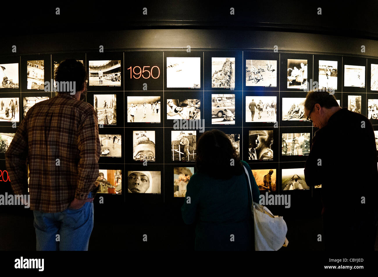 Pulitzer Prize Photographs Exhibition Newseum Washington DC // WASHINGTON DC — Besucher besichtigen die umfangreiche Sammlung der mit dem Pulitzer-Preis ausgezeichneten Fotografien in der Galerie des Newseums. Der Ausstellungsraum ermöglicht es den Zuschauern, Bilder zu studieren, die wichtige Momente in der Geschichte festgehalten haben. Museumsgäste lesen die detaillierten Unterschriften, die den Kontext und die Bedeutung jedes Fotos erklären. Das Newseum wurde 2019 geschlossen. Stockfoto