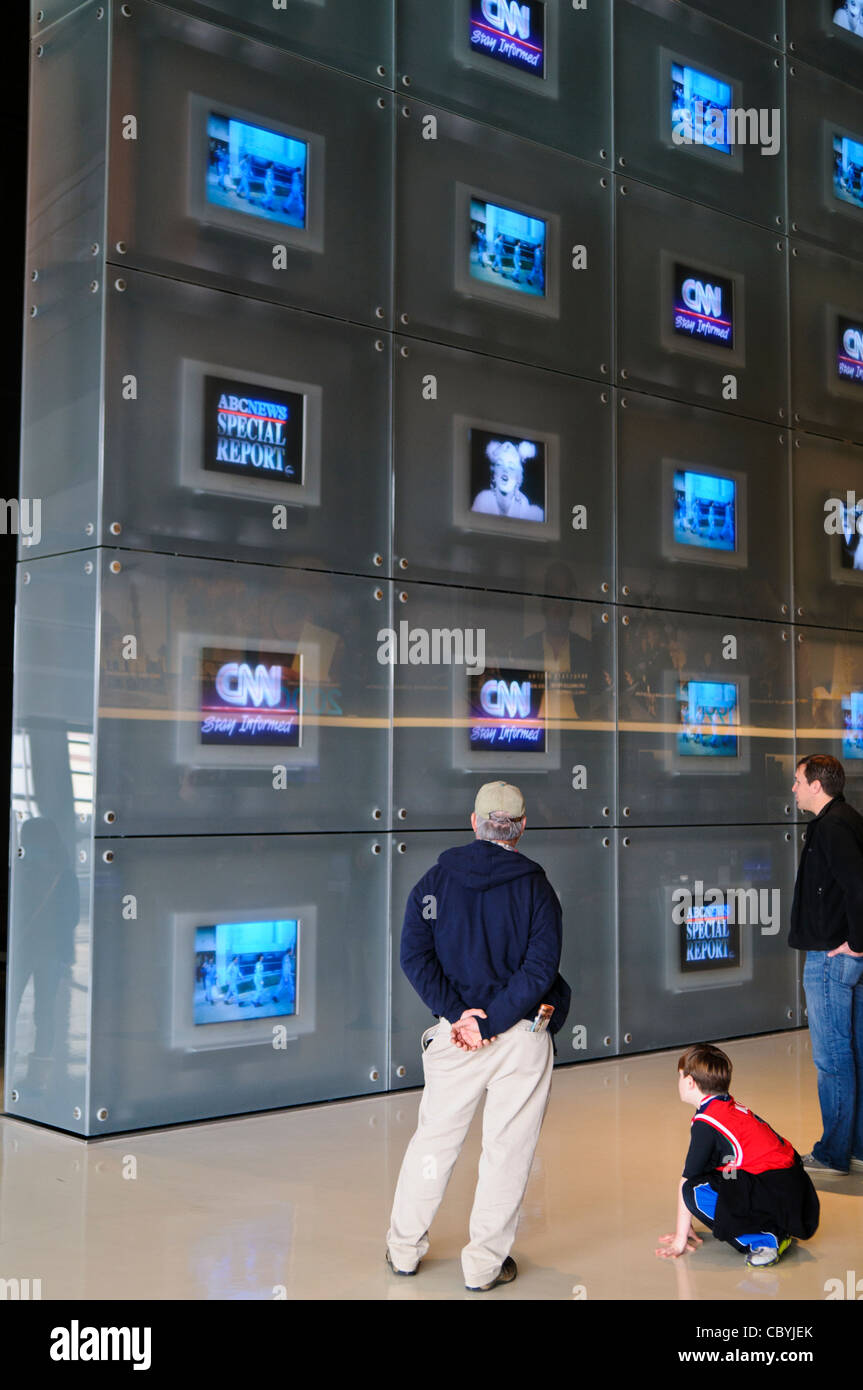 WASHINGTON DC, USA-Besucher sehen Sie eine Wand der Nachrichtensendungen auf TV-Bildschirmen. Das Newseum ist ein 7-stöckiges, privat finanzierte Museum zu Journalismus und Nachrichten gewidmet. Es öffnete sich am bisherigen Standort an der Pennsylvania Avenue im April 2008. Stockfoto