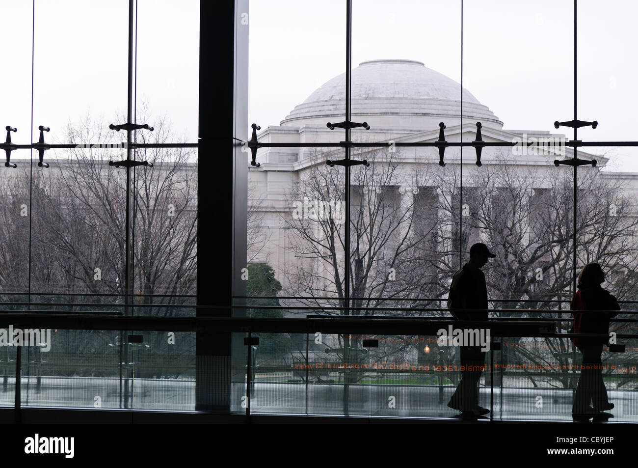National Gallery of Art aus dem Newseum Washington DC // WASHINGTON DC – das neoklassizistische Gebäude der National Gallery of Art wird von modernistischen Glaspaneelen des Newseums auf der Pennsylvania Avenue eingerahmt. Der architektonische Kontrast zeigt verschiedene Epochen von Washingtons Museumsdesign. Die Ansicht zeigt die Beziehung zwischen zwei großen kulturellen Institutionen an der amerikanischen Main Street. Das Newseum wurde 2019 geschlossen. Stockfoto