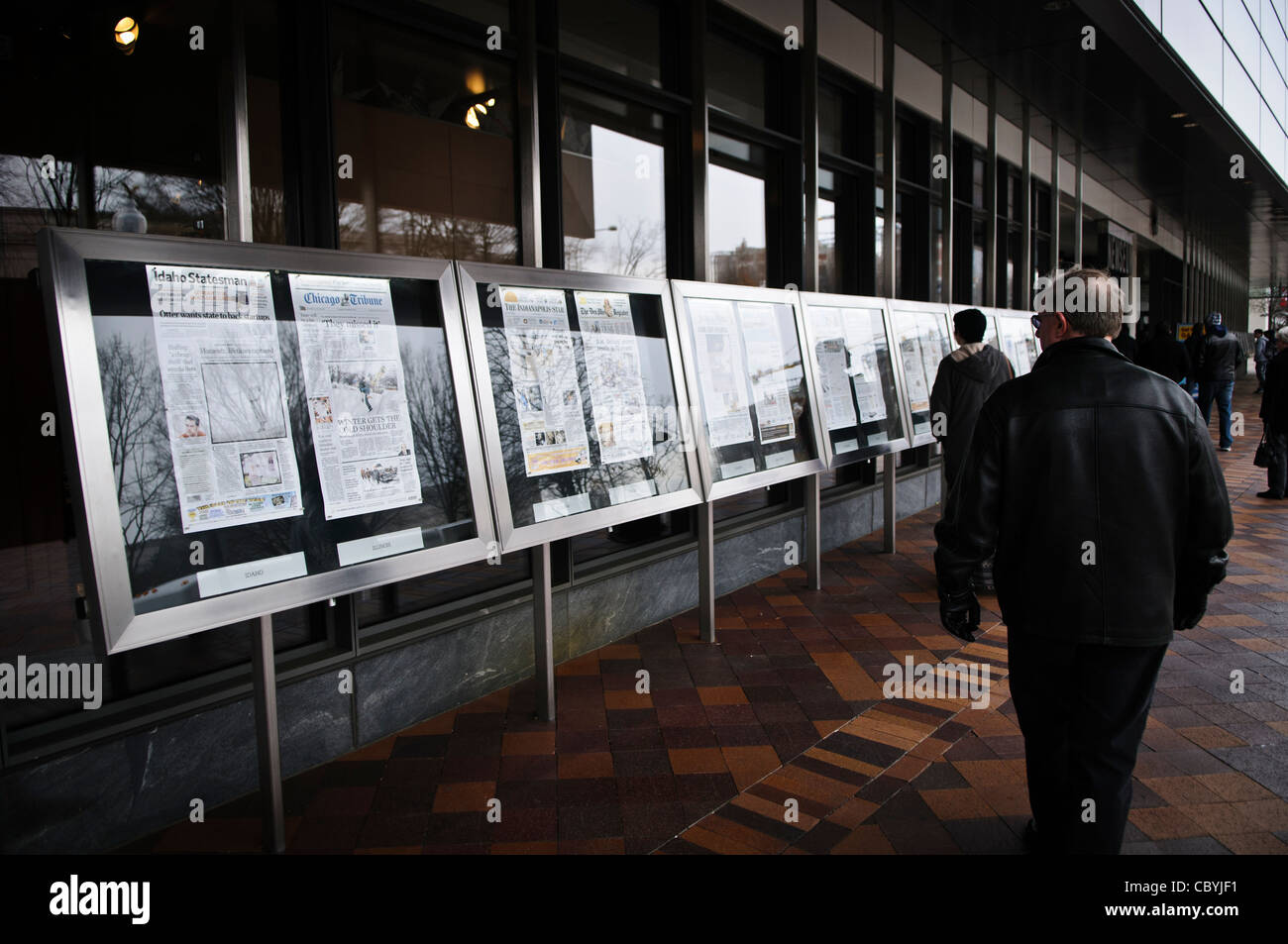 WASHINGTON DC, USA – das Newseum zeigt Titelseiten von Zeitungen aus aller Welt in Glaskästen entlang der Pennsylvania Avenue. Die täglich wechselnde Ausstellung mit dem Titel „Today's Front Pages“ zeigt aktuelle Schlagzeilen aus internationalen Publikationen. Die kostenlose öffentliche Anzeige ermöglicht Passanten, aktuelle Nachrichten aus verschiedenen Ländern und Perspektiven zu sehen. Das Newseum wurde 2019 geschlossen. Stockfoto