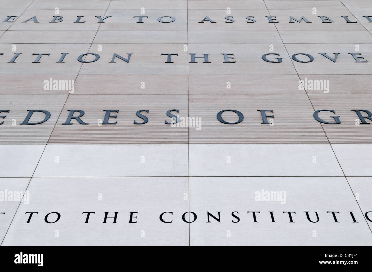 Newseum First Amendment Text Washington DC // WASHINGTON DC – das Äußere des Newseums zeigt den Text des First Amendment in Stein auf der Fassade der Pennsylvania Avenue. Das siebenstöckige Museum wurde 2008 als privat finanzierte Institution eröffnet, die sich dem Journalismus und den Nachrichtenmedien widmet. Das Gebäude befindet sich an der 555 Pennsylvania Avenue NW, zwischen dem Weißen Haus und dem US-Kapitol. Das Newseum wurde 2019 geschlossen. Stockfoto