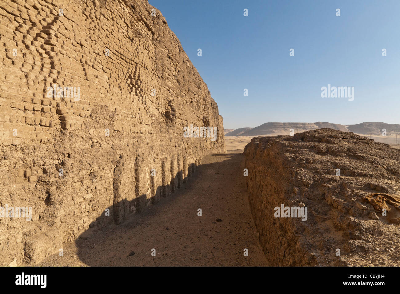 Nische Fassade des massiven Schlamm Ziegel Gehäuses von König Khasekhemwy der 2. Dynastie in Shunet el Zebib, Abydos Mittelägypten Stockfoto