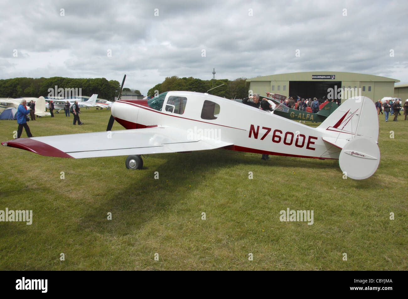 Bellanca 14-19-2 Cruisemaster (N7600E), erbaut 1958, bei einer Kundgebung der Oldtimer-Flugzeuge - tolles Vintage fliegen Wochenende, Kemble Getraenke Stockfoto