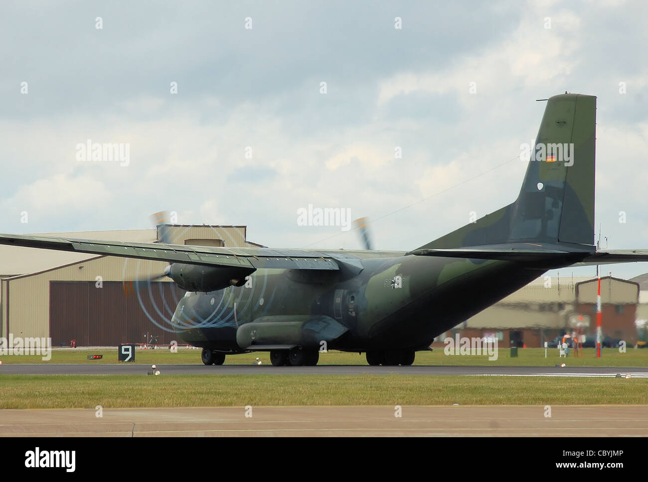 Deutsche Luftwaffe Transall C - 160D (Code 5079) zeigt, dass Propeller Wanderwege zum Jahresbeginn seinen Start laufen, an der 2009 Royal internationa Stockfoto