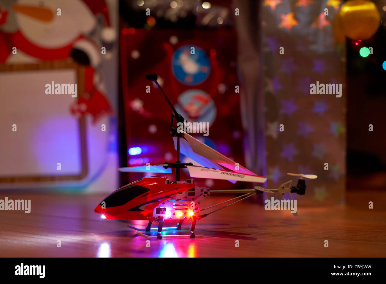 kleines Spielzeug ferngesteuerte Hubschrauber als Geschenk zu Weihnachten Stockfoto