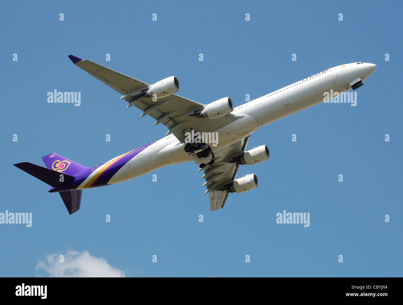 Thai Airways A340-600 (HS-TNA) startet vom Flughafen London Heathrow, England. Die Fahrwerke sind immer noch zurückziehen. Stockfoto