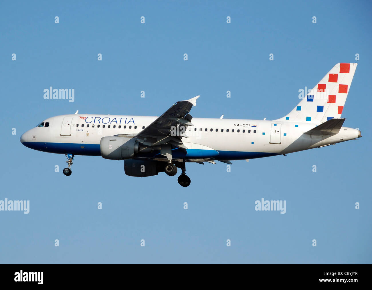 Kroatien Airlines Airbus A319-100 (9A-CTI) landet auf dem Flughafen London Heathrow, England. Stockfoto