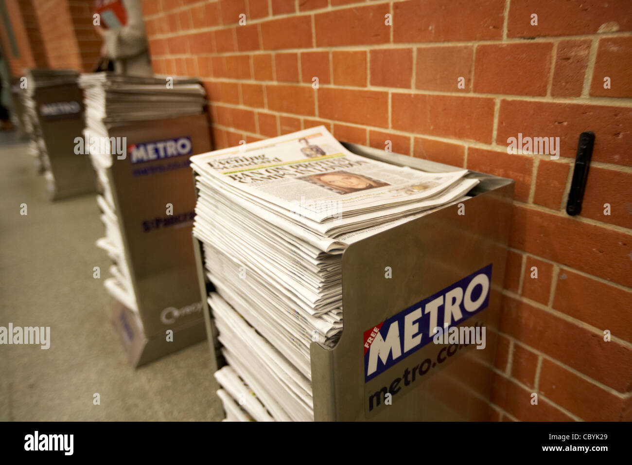 haufenweise kostenlose lokale London Zeitung Metro in England UK Vereinigtes Königreich Stockfoto