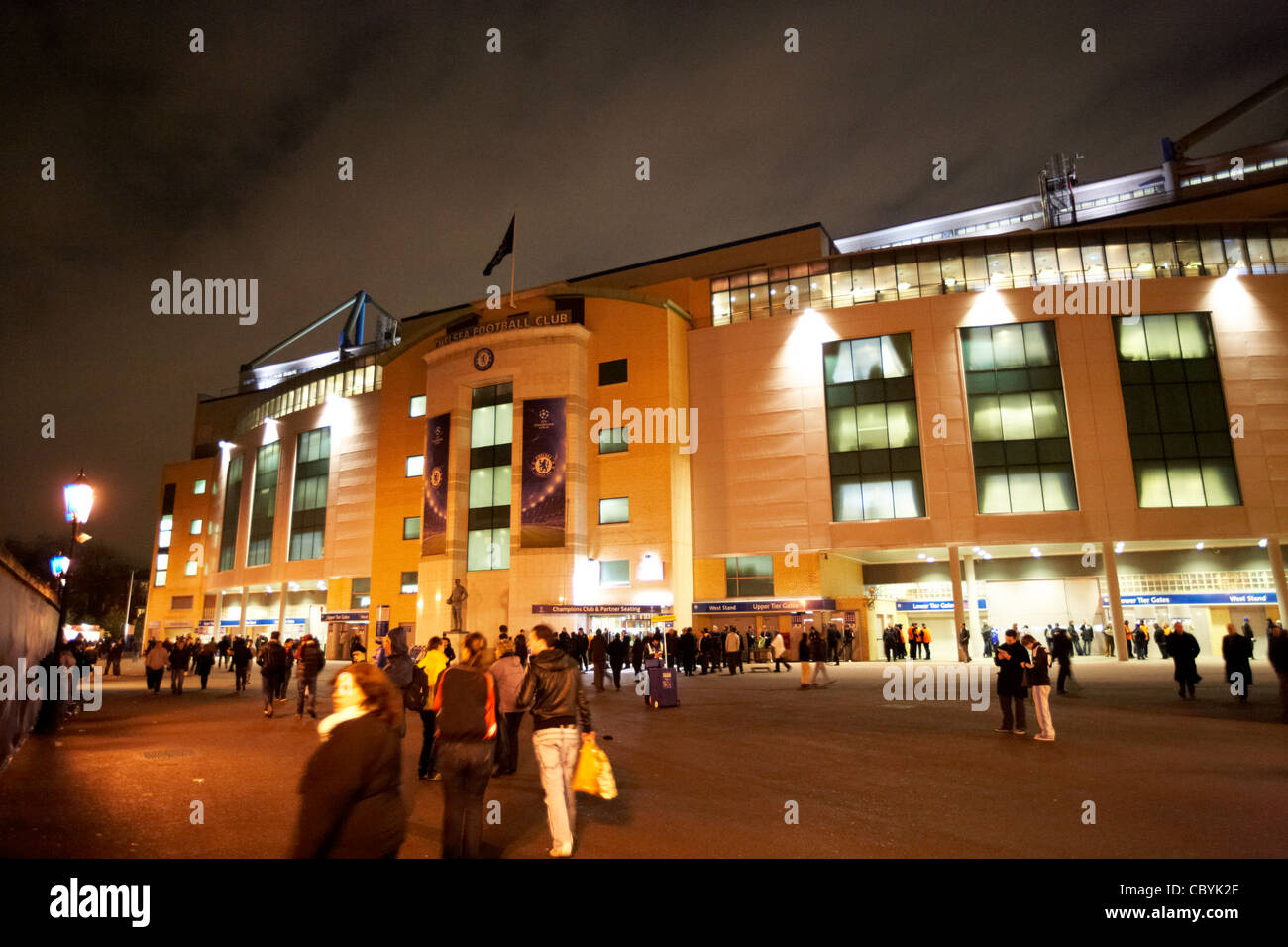 Das äußere des Stamford Brücke Fußballstadion Chelsea Football Club bei Nacht London England UK-Vereinigtes Königreich Stockfoto