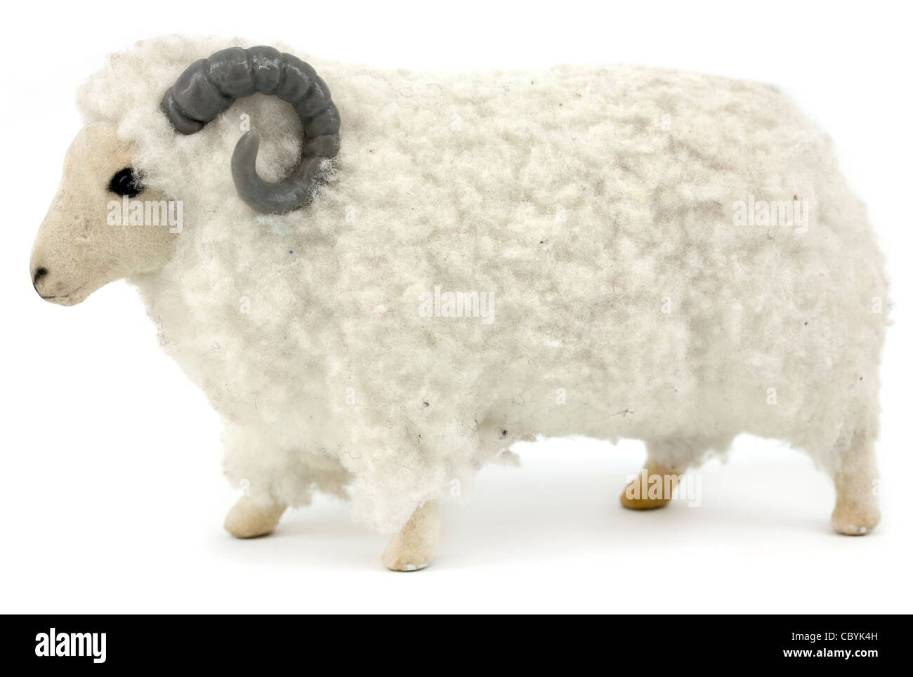 Flauschige Spielzeug Ram isoliert auf weißem Hintergrund Stockfoto
