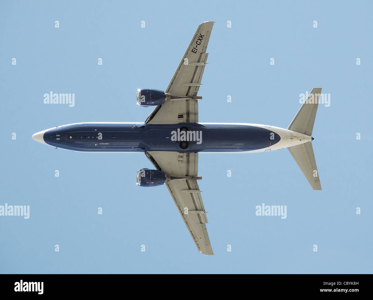 "Transaero" Boeing 737-400 (mit irischen Anmeldung EI-CXK) startet vom Flughafen London Heathrow, England. Stockfoto