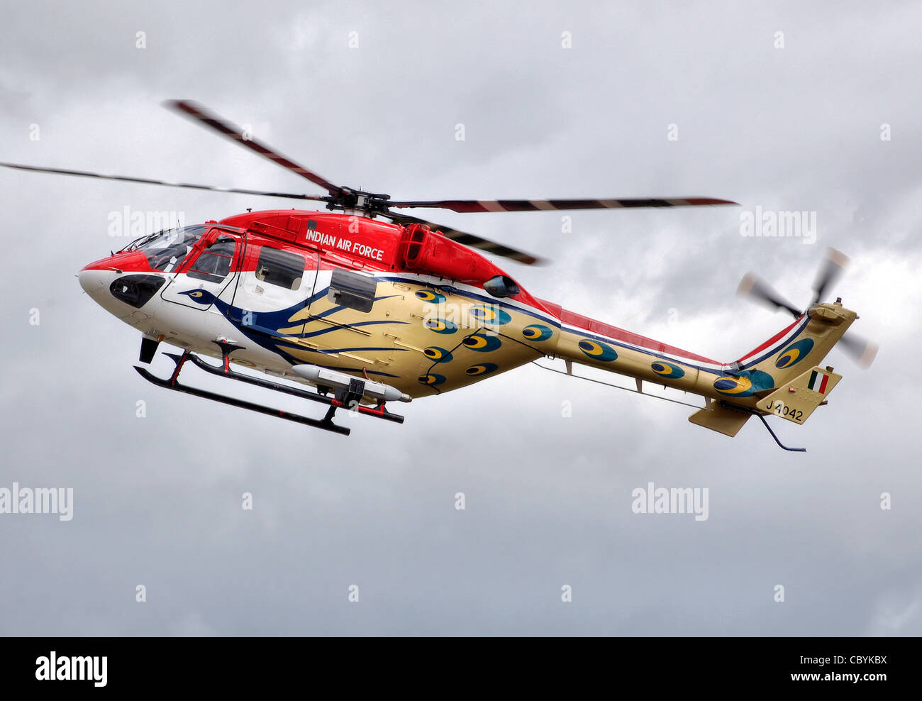 Hindustan ALH Druv Hubschrauber (Code J4042) von Sarang Helicopter Display Team der Indian Air Force bei der Royal International Stockfoto