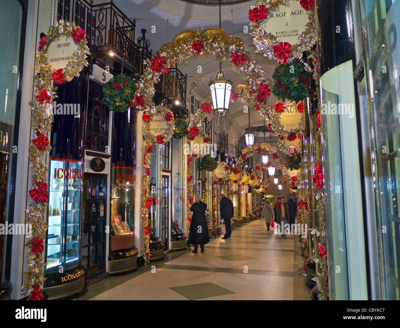 Die Piccadilly Arcade mit Weihnachtsschmuck und Shopper Piccadilly London UK Stockfoto