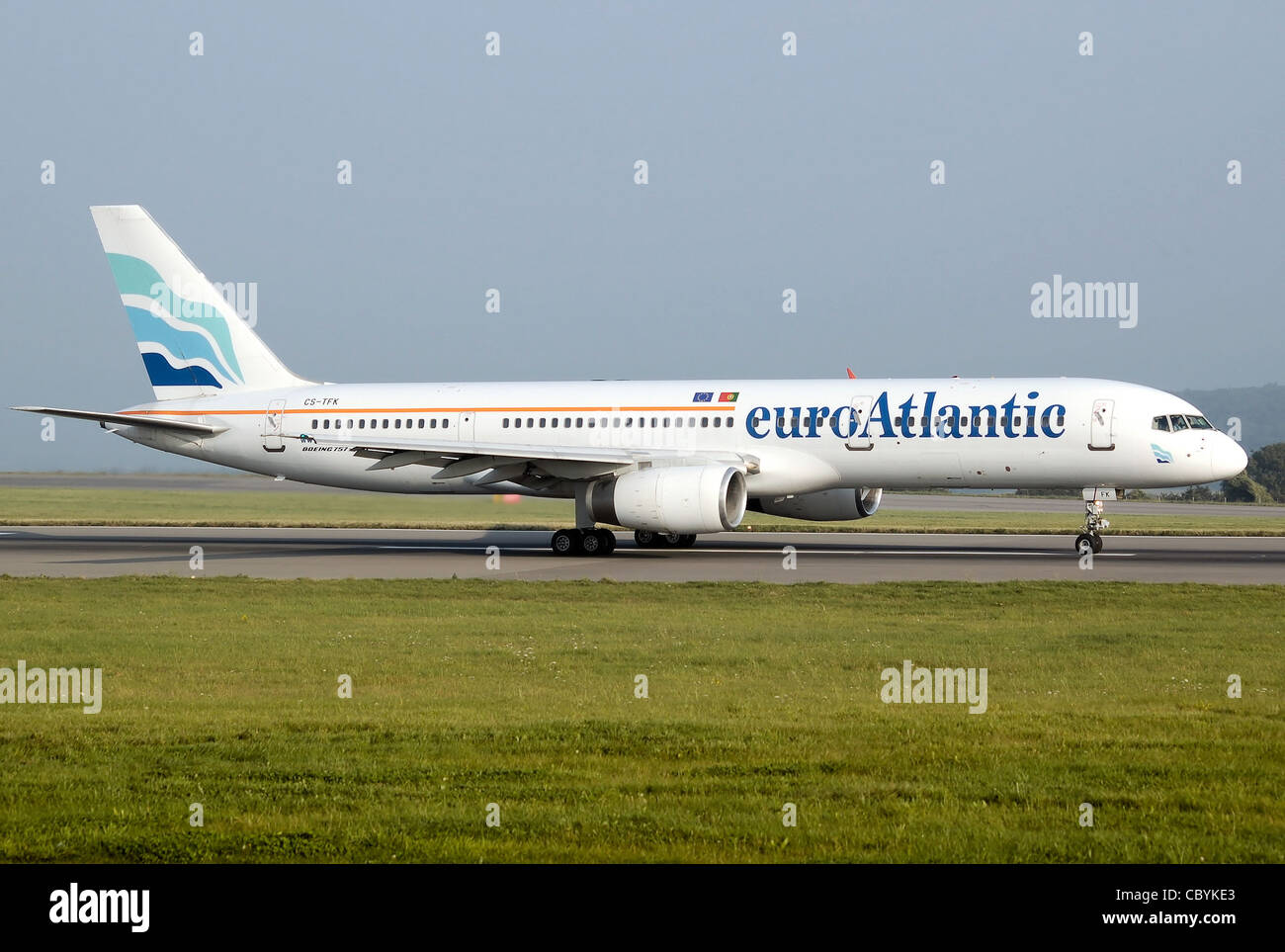EuroAtlantic Airways Boeing 757-200 (CS-TFK) auf den Start laufen an der Bristol International Airport in England. Stockfoto