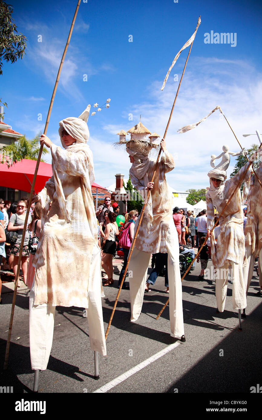 Traditionelle italienische Stelzenläufer Künstler bei Perth Festival WA Westaustralien Stockfoto