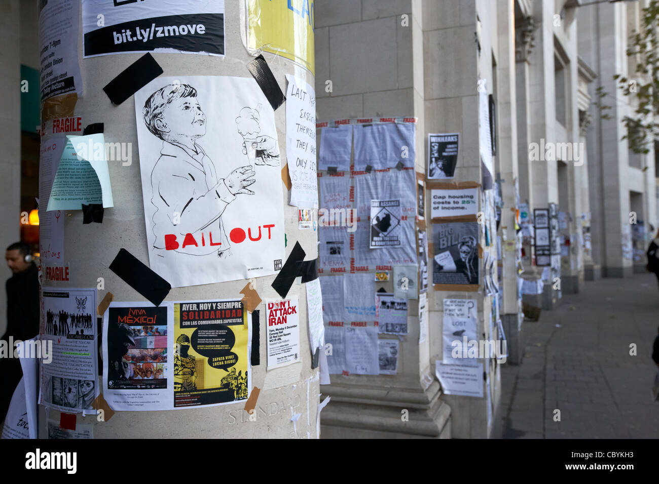 Anti-Banker-Bail-out Plakate an der Occupy London Website zu protestieren, in der Stadt von London England UK Vereinigtes Königreich Stockfoto