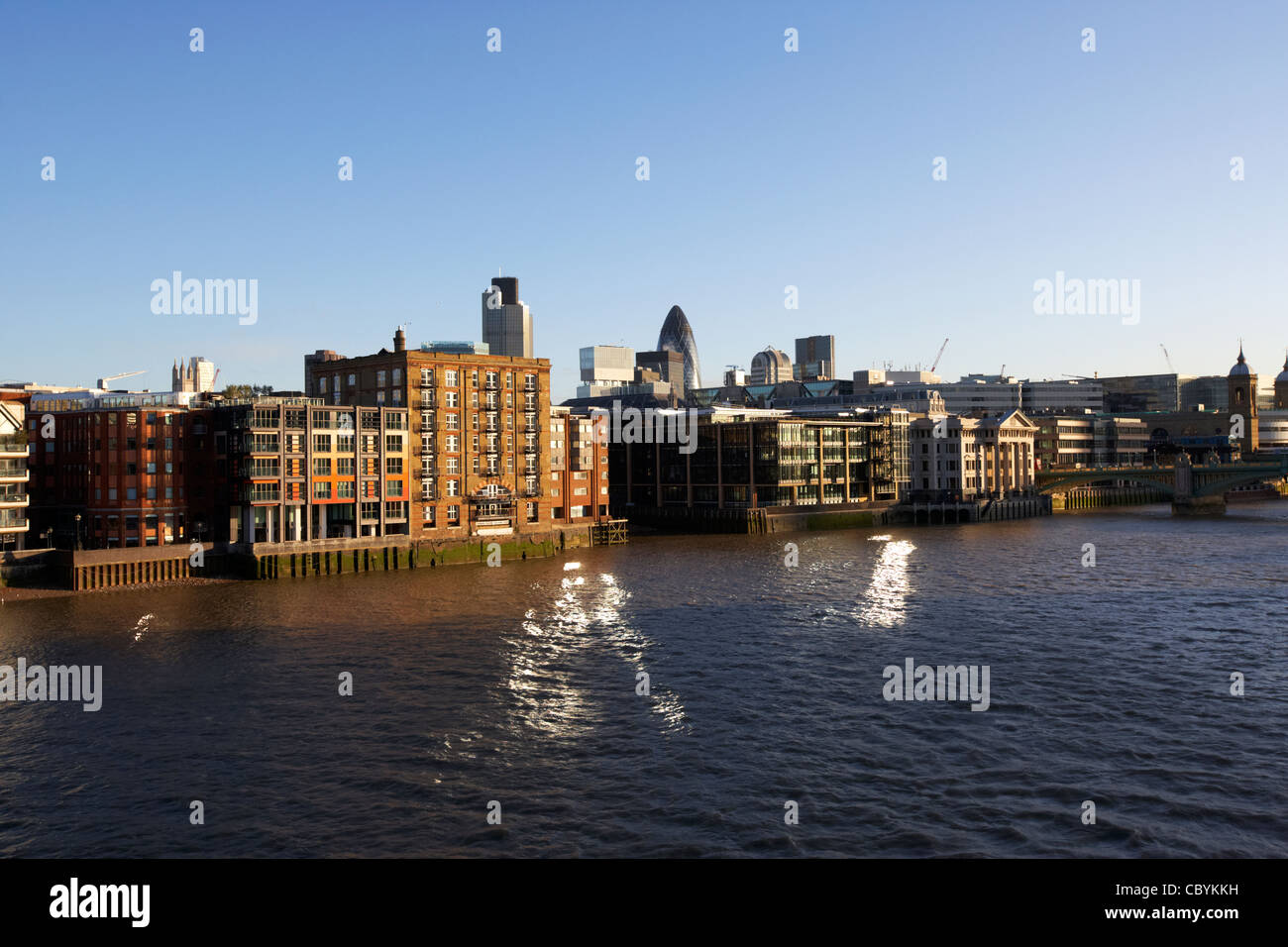 Fluss Themse am Flussufer in der City von London England UK Vereinigtes Königreich Stockfoto