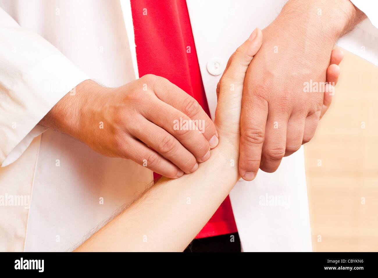 Chinesischen Arzt einen Patienten Puls überprüfen Stockfoto