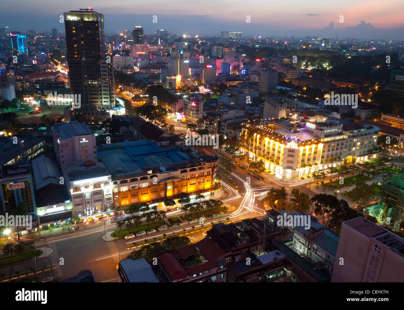 Ho-Chi-Minh-Stadt (Saigon), Vietnam in der Abenddämmerung. Stockfoto