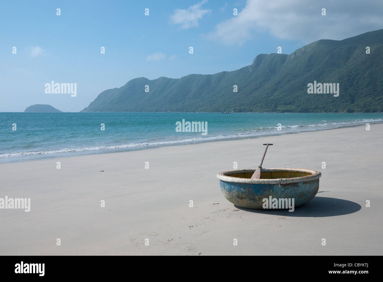 Eine Runde Ruderboot auf Hai Beach in Con Dao Islands, Vietnam. Stockfoto