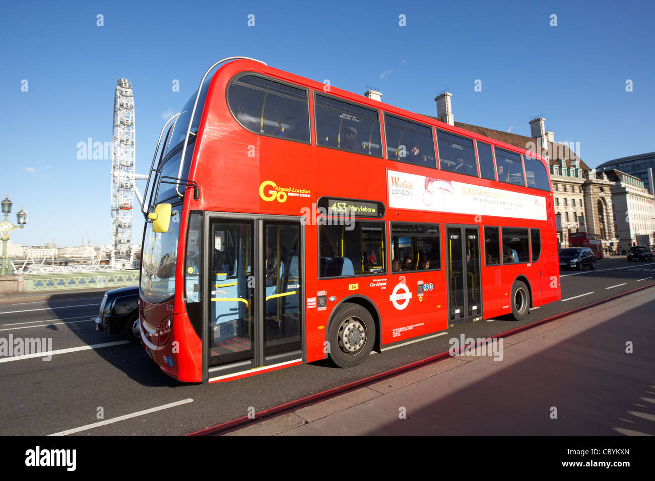 London roten Doppeldecker Bus ÖPNV überqueren Westminster Brücke England Vereinigtes Königreich Großbritannien Stockfoto