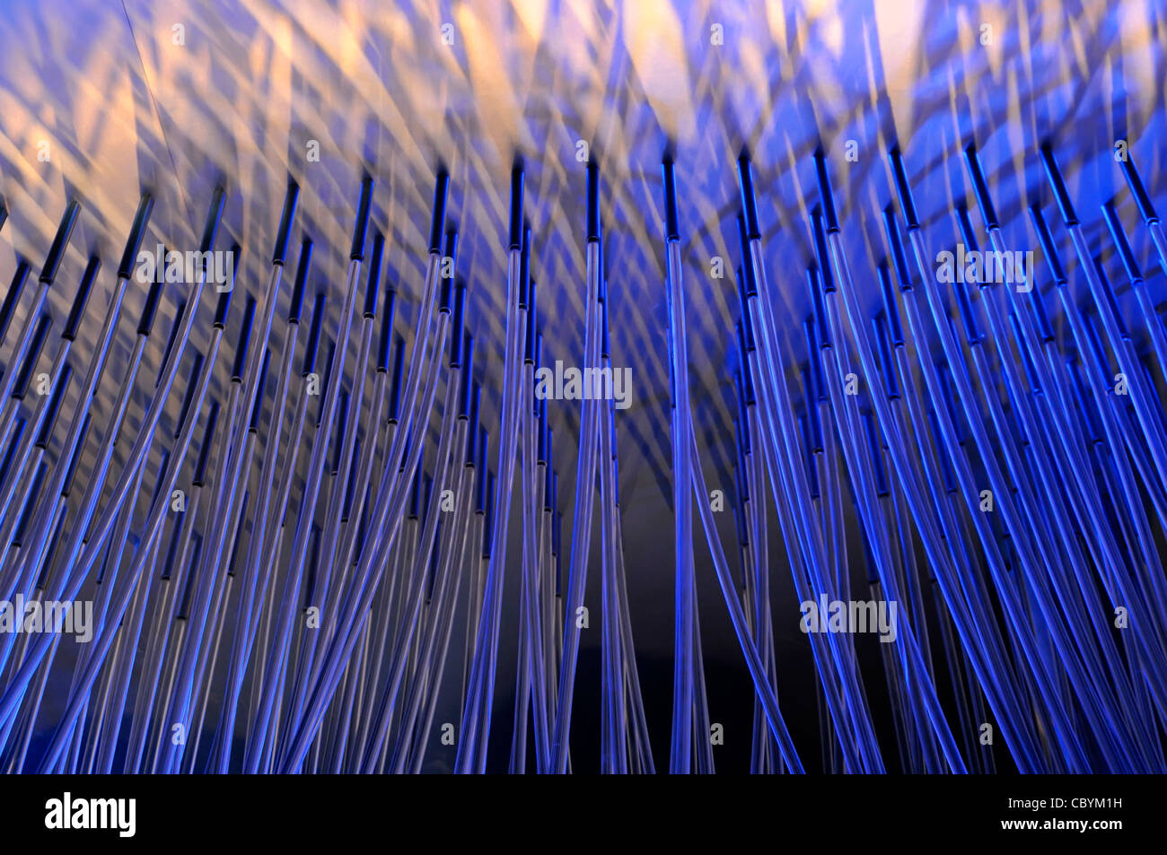 Blau abstrakt Hintergrund eines blauen Beleuchtung Display random schiefen Stangen & Bars replizieren Technologie Thema mit einem Hauch von Wasser Jet spray angewendet Stockfoto