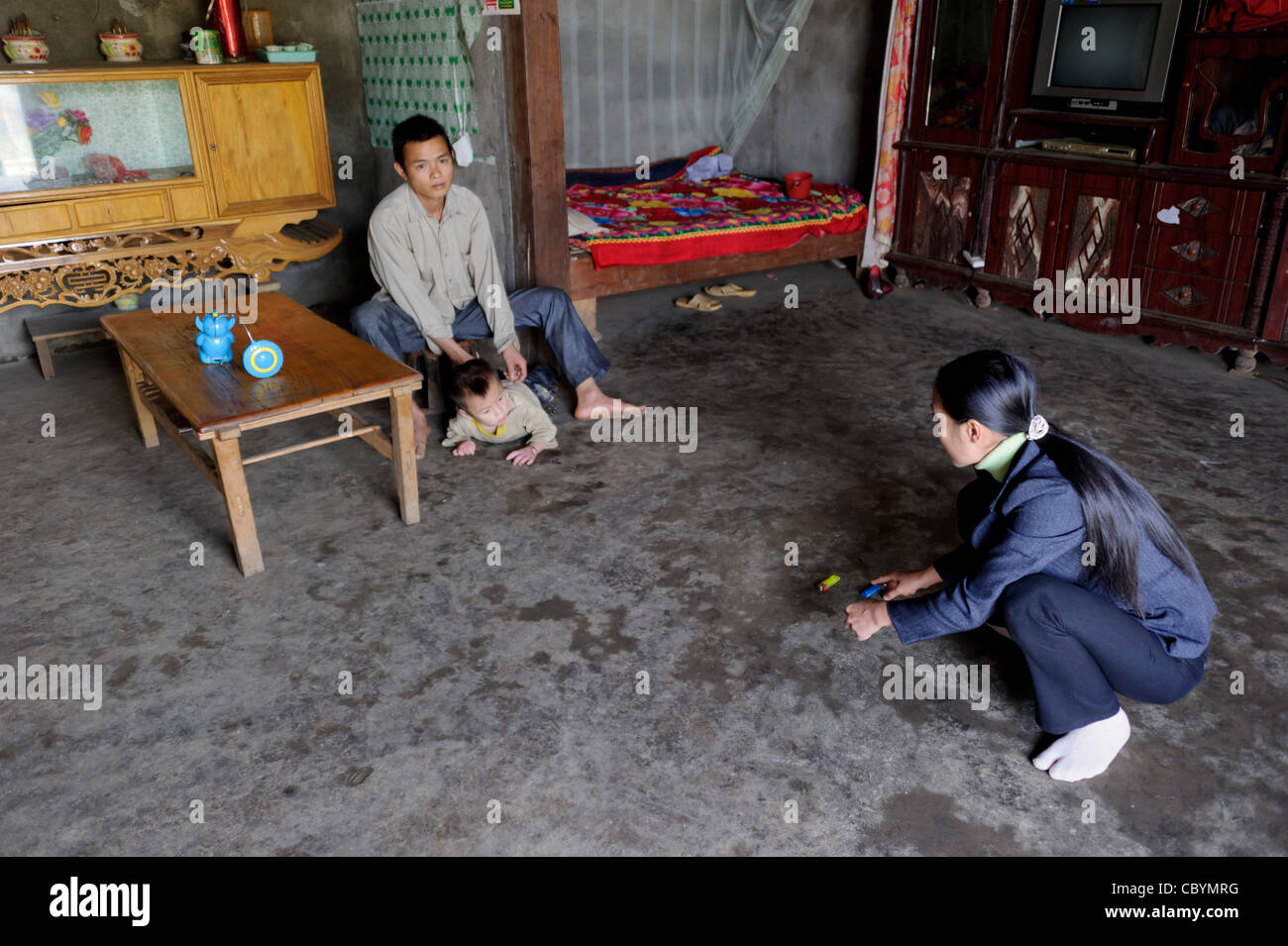 Weibliche Physiotherapeut Züge Elternteil zu kümmern sich um behinderte Kinder in Gemeinschaft basierte Reha-Programm in Vietnam. Stockfoto