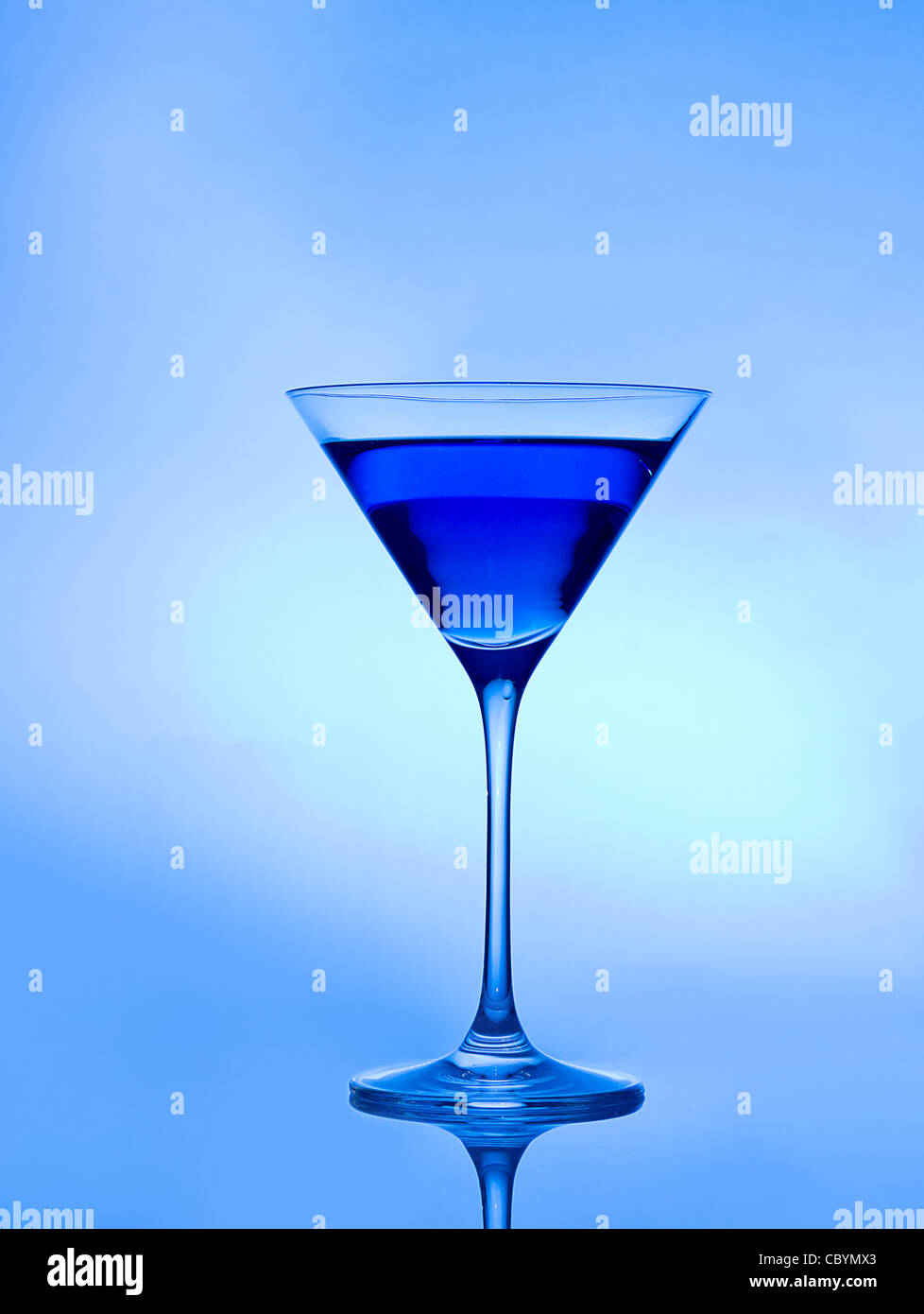 cocktail in einem Martini-Glas blau Stockfoto