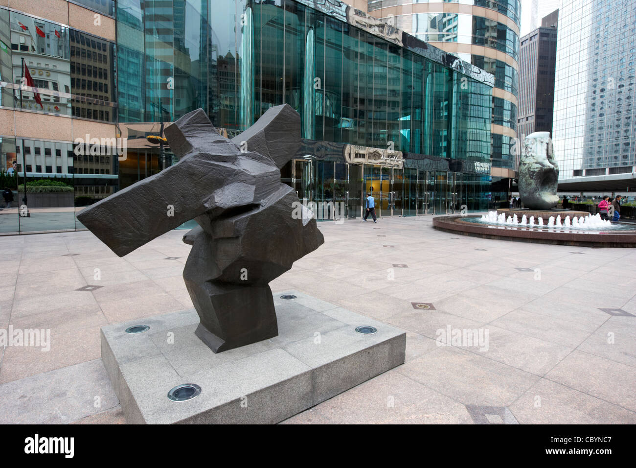 Ju 36.Etage Tai Chi Skulptur und Henry Moore Oval mit Punkten Skulpturen und Brunnen auf dem Forum am Exchange Square Hong Kong Hks Stockfoto