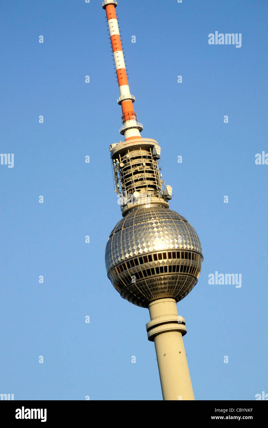 Fernsehturm auf dem Alexanderplatz in Berlin. Stockfoto
